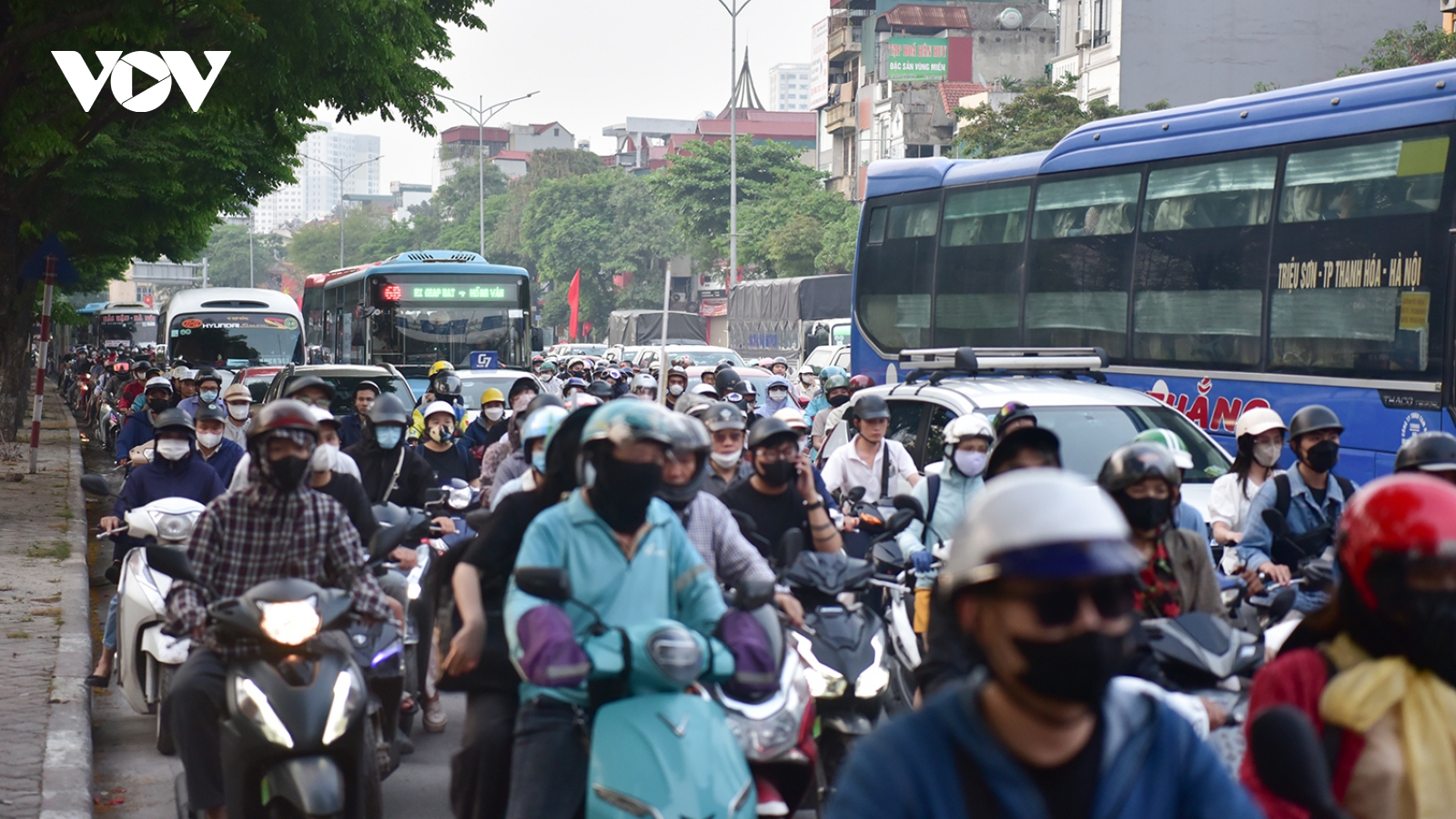 Bến xe, đường phố ở Hà Nội ùn tắc khi người dân đổ về quê nghỉ lễ 30/4 – 1/5