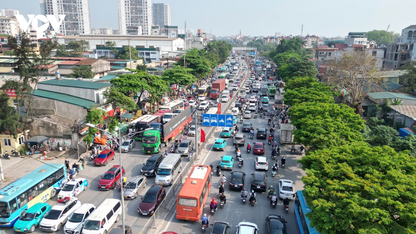 Cửa ngõ Hà Nội đông đúc xe cộ khi người dân đổ về quê nghỉ lễ 30/4 và 1/5