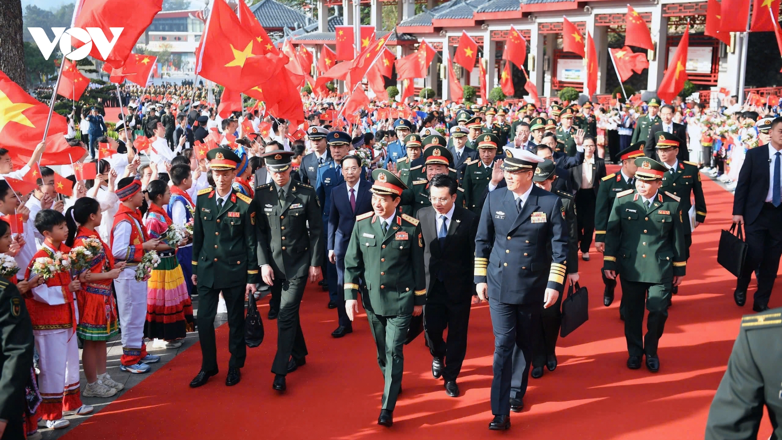 Giao lưu hữu nghị quốc phòng biên giới Việt - Trung tại cửa khẩu Hữu Nghị Quan