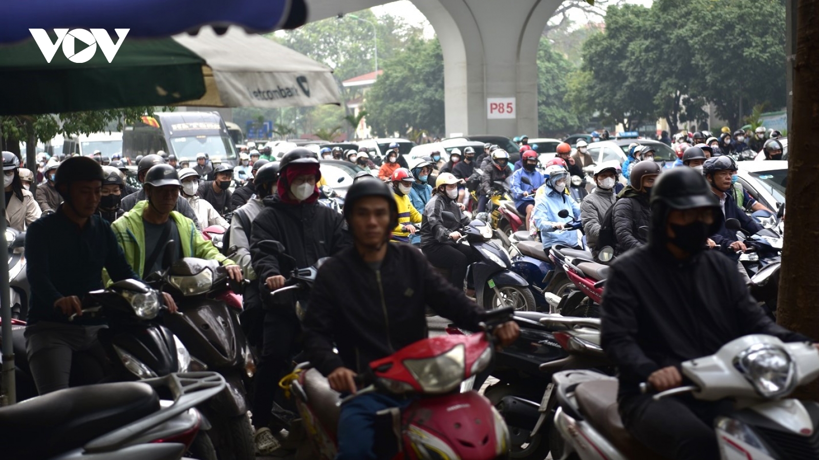 Sau nghỉ lễ 10/3 đường phố Hà Nội tắc nghẽn, người dân ầm ầm “phi” xe lên vỉa hè