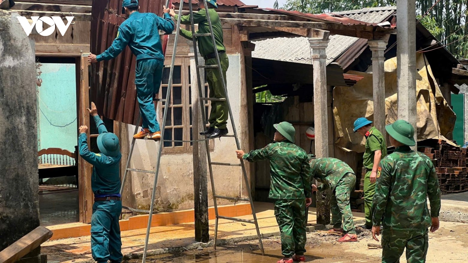 Dông lốc tại A Lưới làm tốc mái công trình, rừng trồng và hoa màu ngã đổ