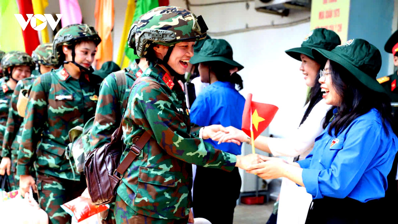 Người dân Đồng Nai đón chuyến tàu đặc biệt chở đoàn diễu binh, diễu hành