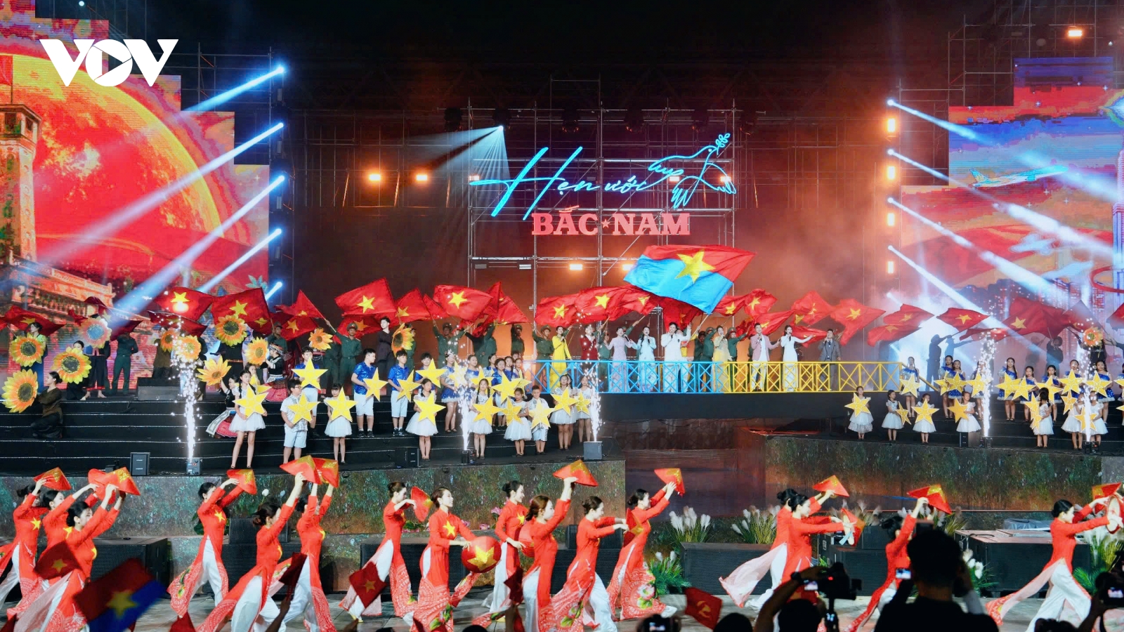 Xúc động và hào hùng chương trình nghệ thuật "Hẹn ước Bắc - Nam" tại SVĐ Mỹ Đình