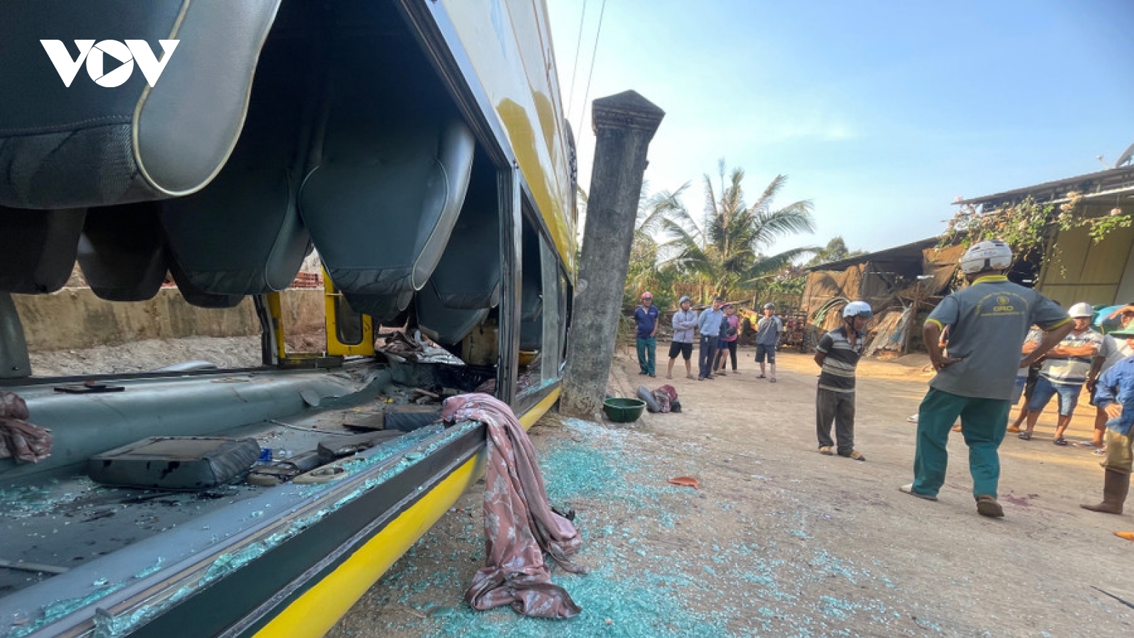 Lật xe đưa, đón học sinh ở Gia Lai, nhiều em bị thương phải cấp cứu