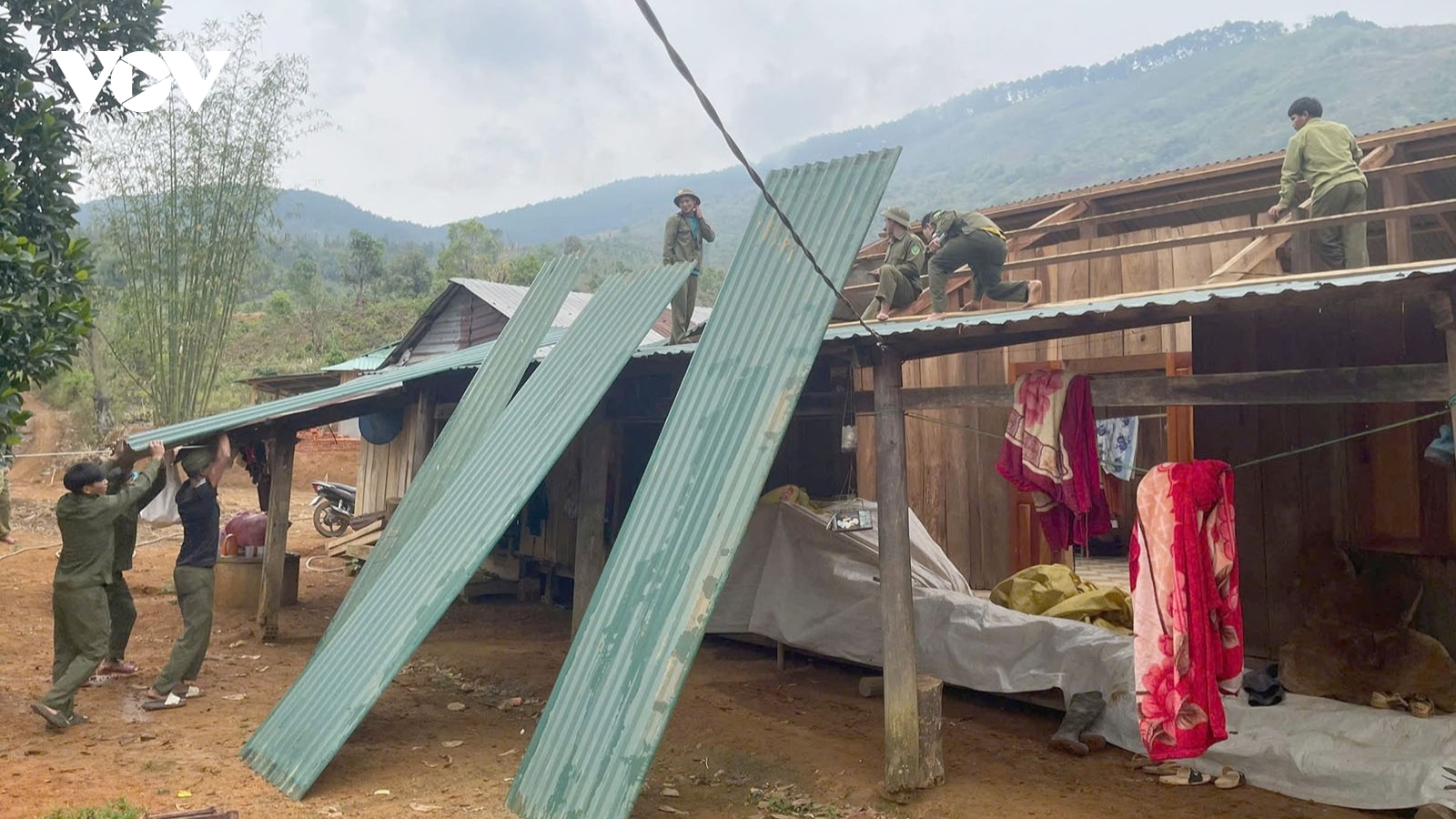 Mưa đá, gió mạnh tại Kon Tum kéo sập nhà rông và gây thiệt hại nhiều tài sản