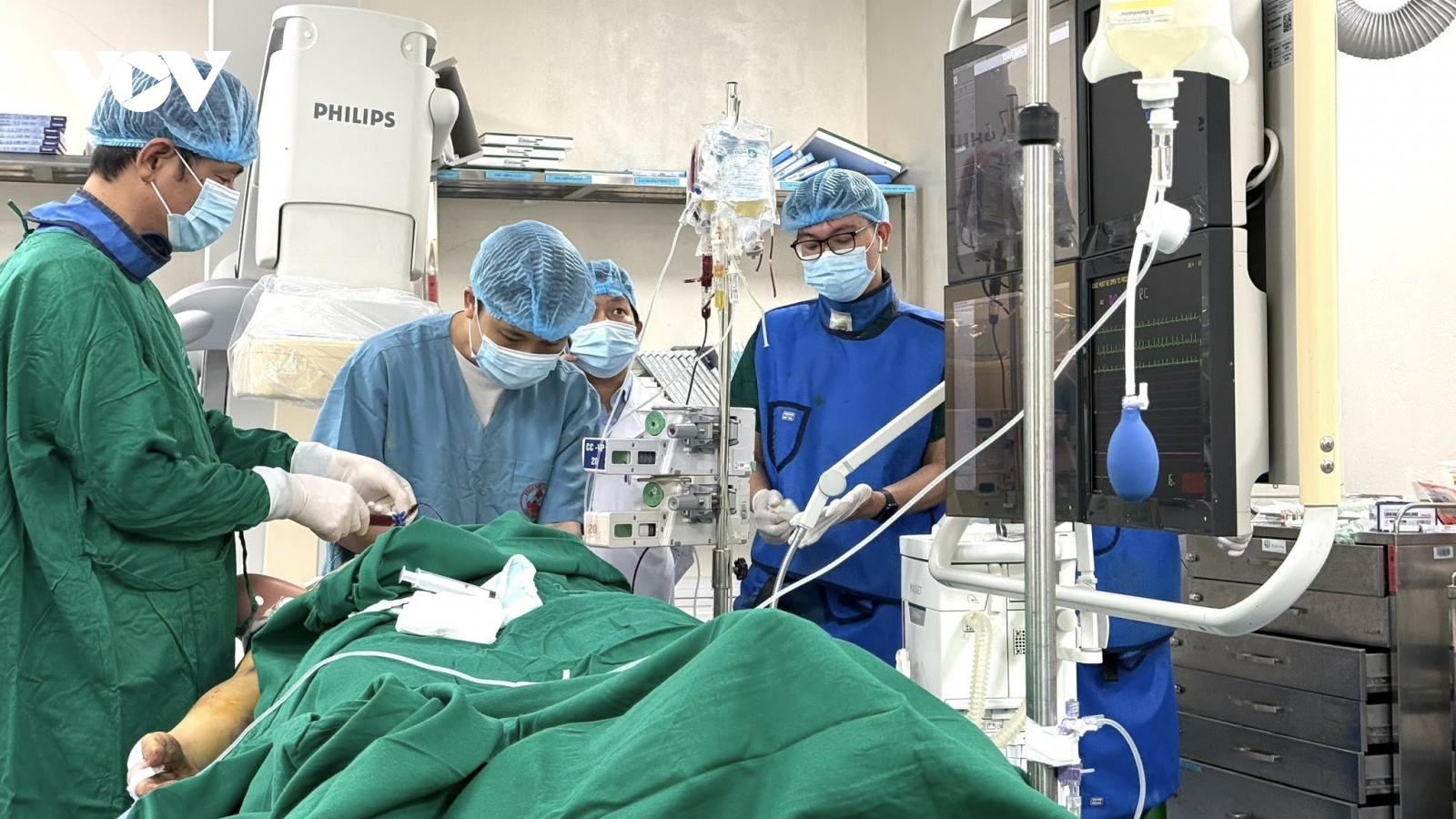 Vụ lật xe ở Tam Đảo: Bác sĩ Bệnh viện Việt Đức trực tiếp thăm khám các nạn nhân