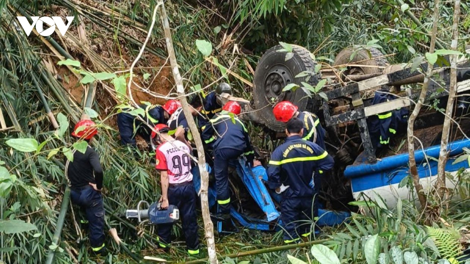 Xe bồn lao xuống vực, tài xế tử vong tại chỗ