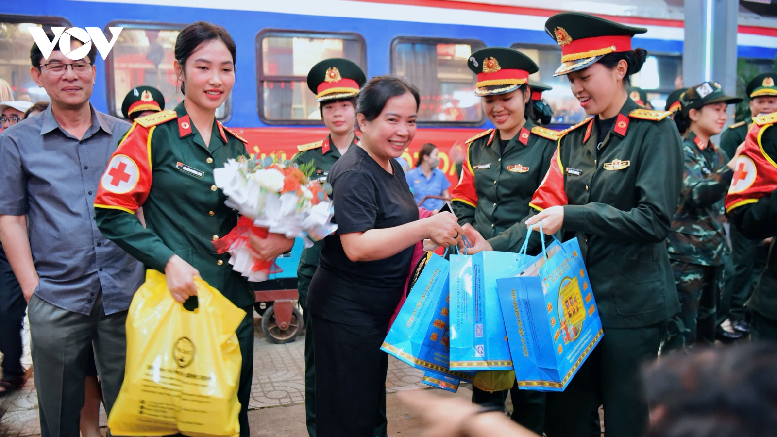 Lực lượng diễu binh sắp đến ga Biên Hòa, khép lại hành trình 38 tiếng trên tàu