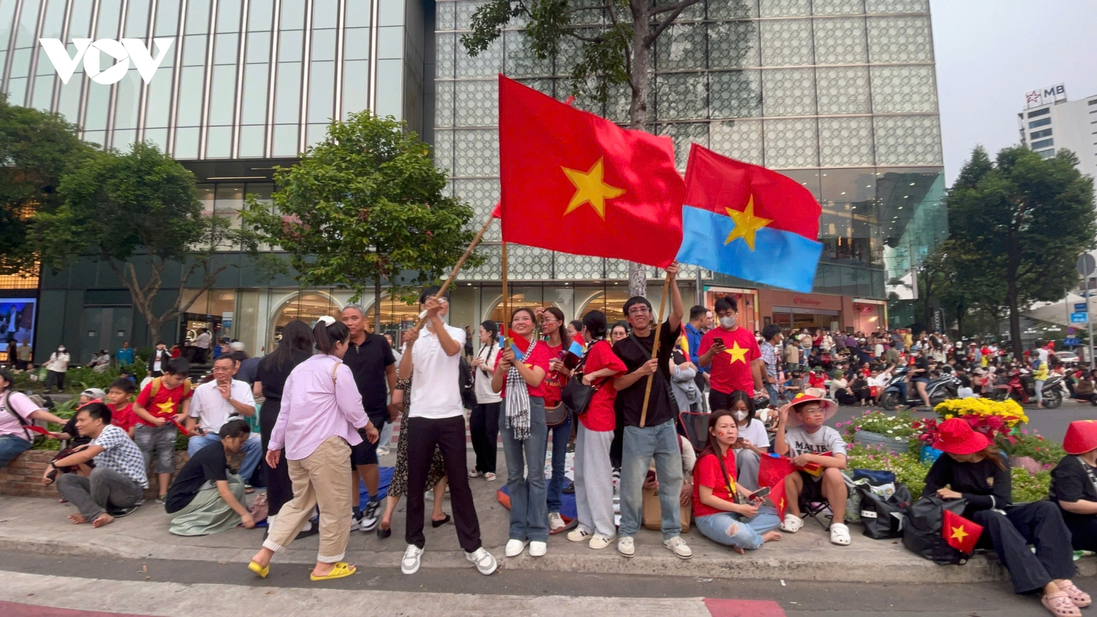 Nhiều người trải bạt, ăn ngủ ngoài đường ở TP.HCM để chờ xem diễu binh