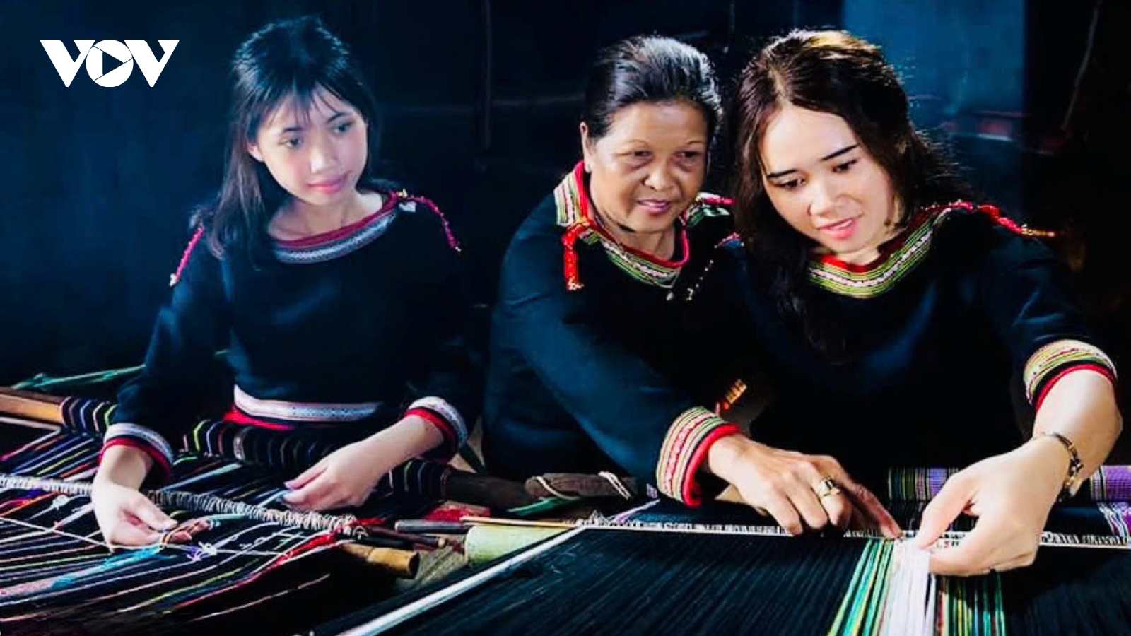 Nghệ nhân Êđê và hành trình giữ hồn thổ cẩm