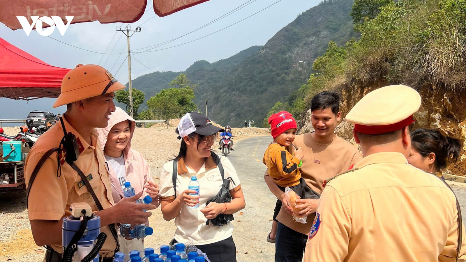 Công an Cao Bằng phát nước, cấp xăng miễn phí cho người dân, du khách