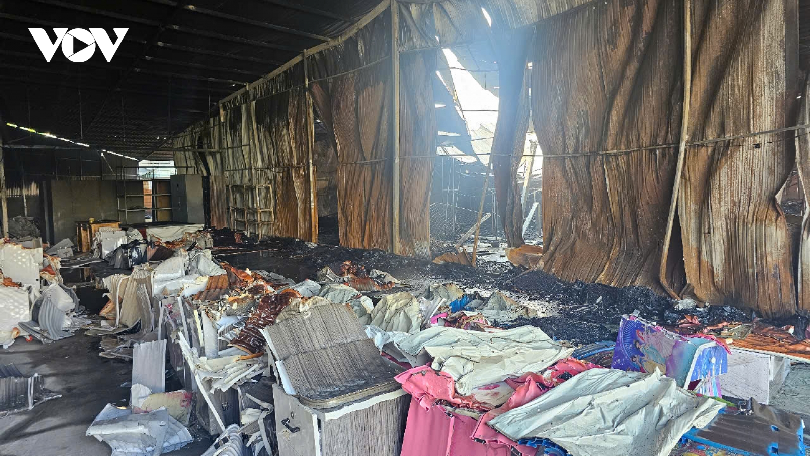 Một cửa hàng bán quần áo ở Tiền Giang bị lửa thiêu rụi