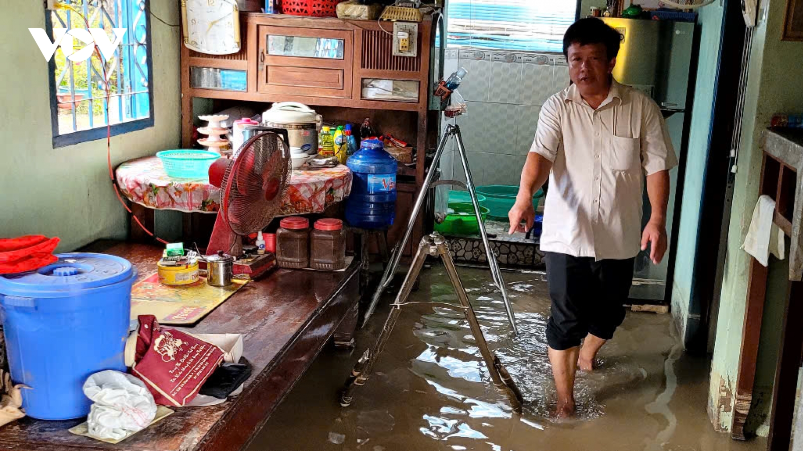 Vỡ đường ống dẫn nước sinh hoạt, nước tràn ngập nhiều nhà dân ở Tiền Giang