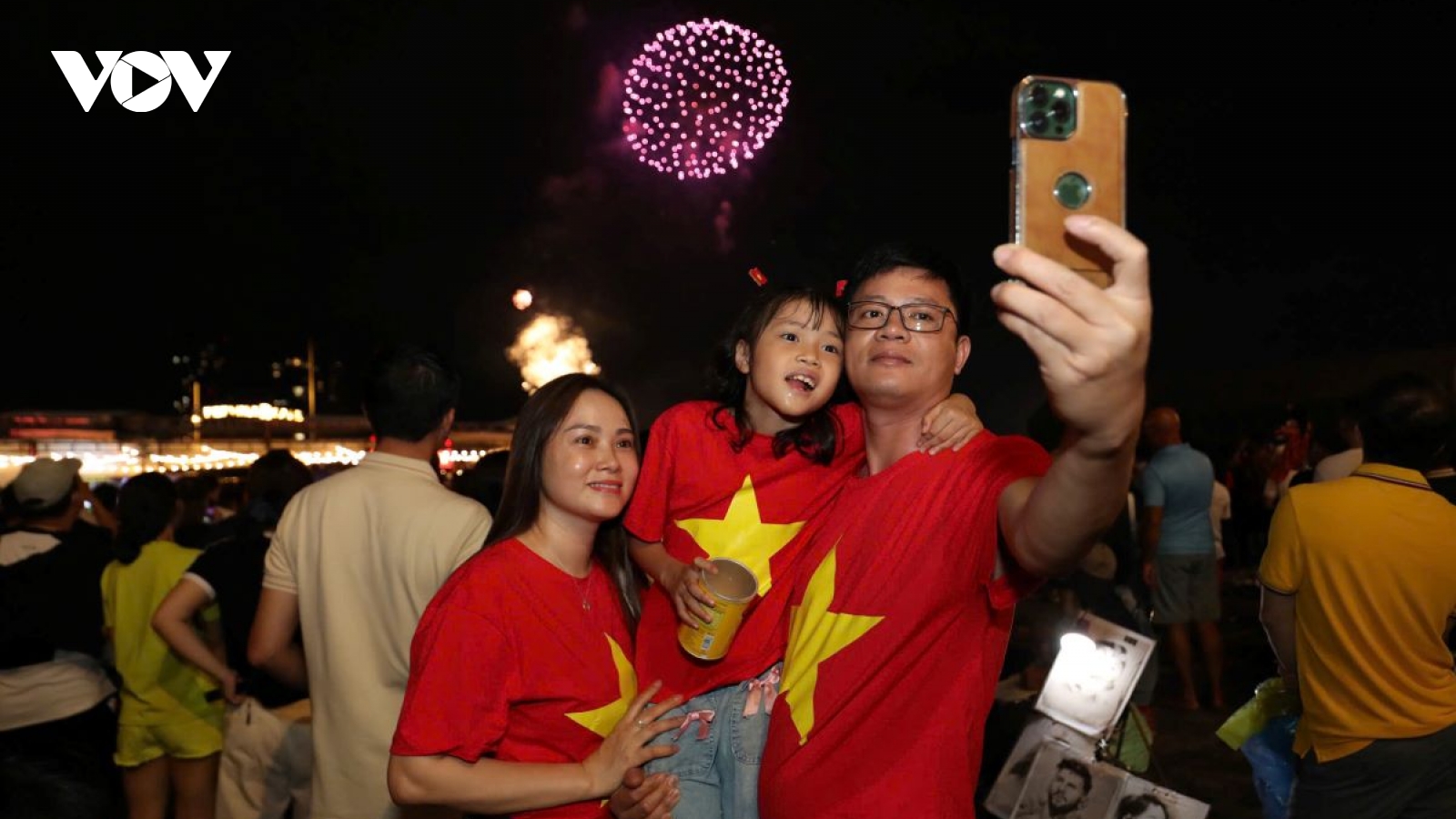 Pháo hoa rực rỡ trời đêm TP.HCM