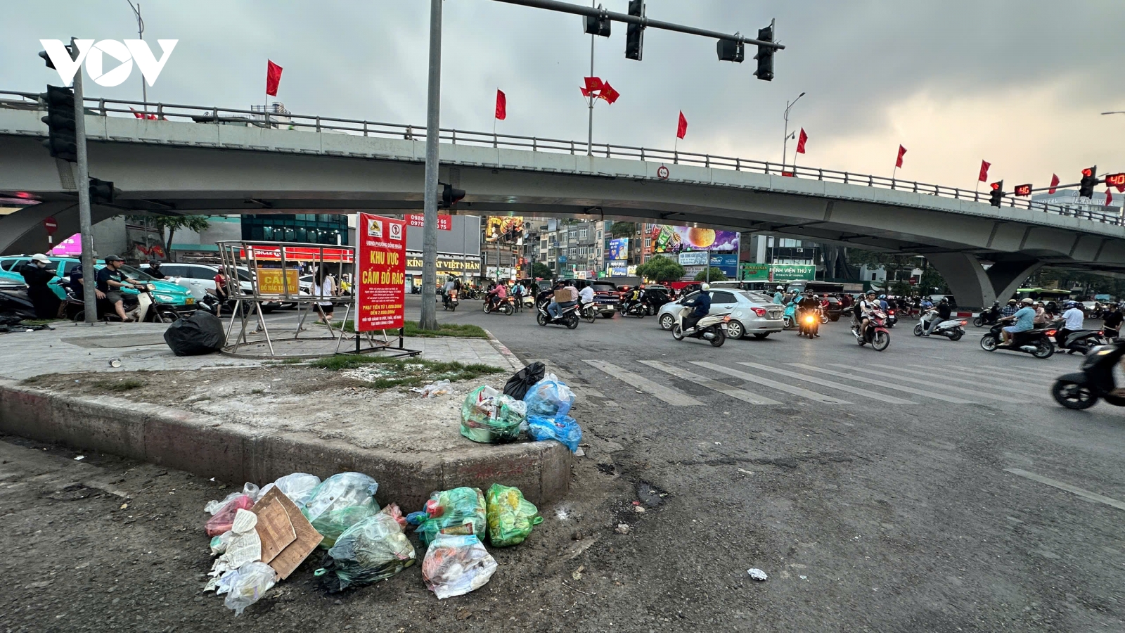 Đổ rác tùy tiện, chỉ tuyên truyền suông khó có phố sáng xanh sạch đẹp