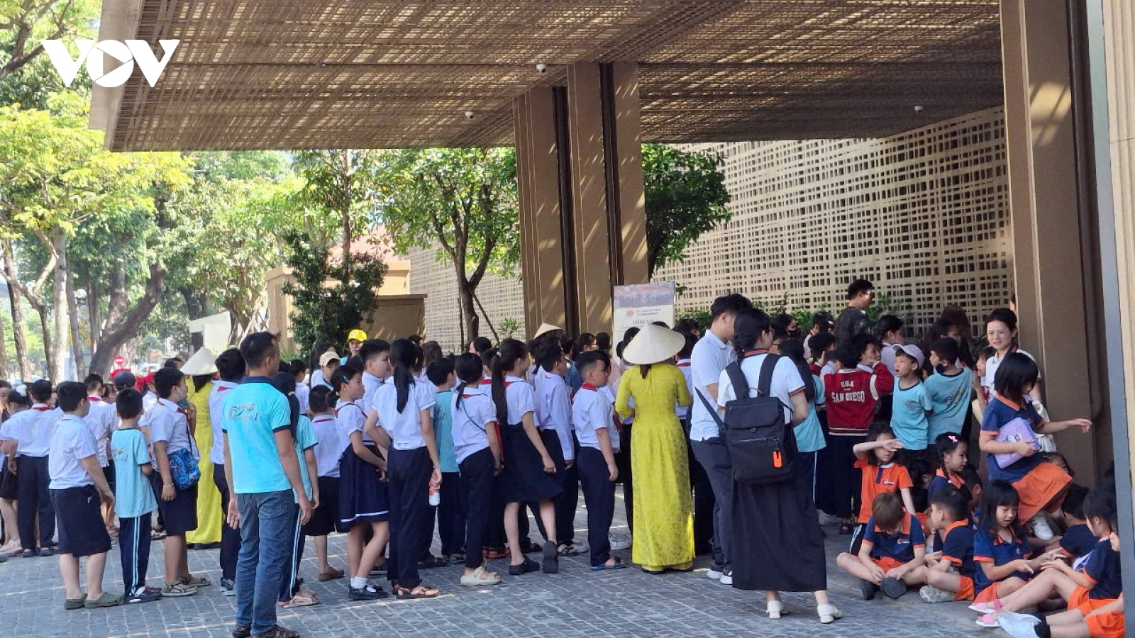 Nườm nượp người dân, du khách đến tham quan Bảo tàng Đà Nẵng mới