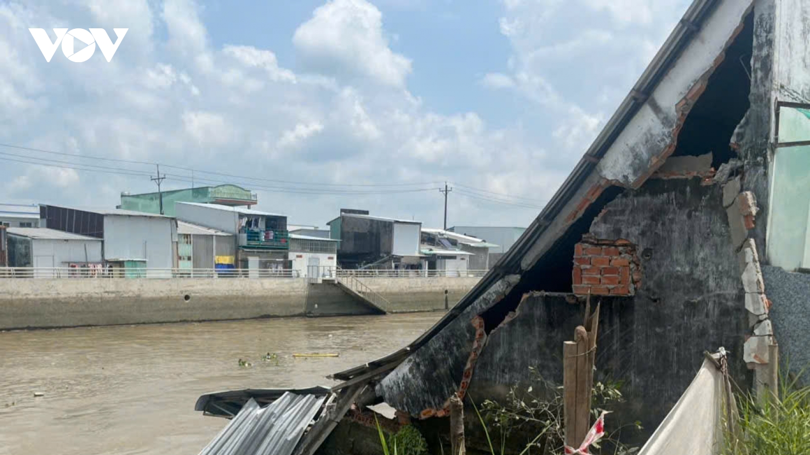 Sạt lở bờ sông ở Hậu Giang làm nhà dân sụp xuống nước