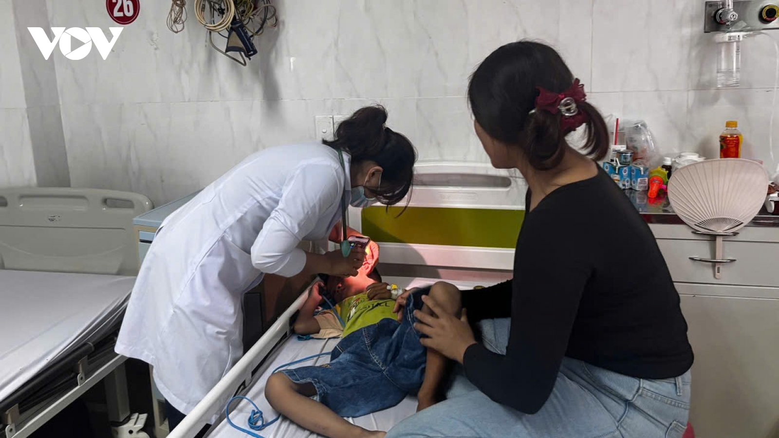 Bé trai 6 tuổi thoát khỏi nguy hiểm sau 1 tháng mắc kẹt dị vật đường thở