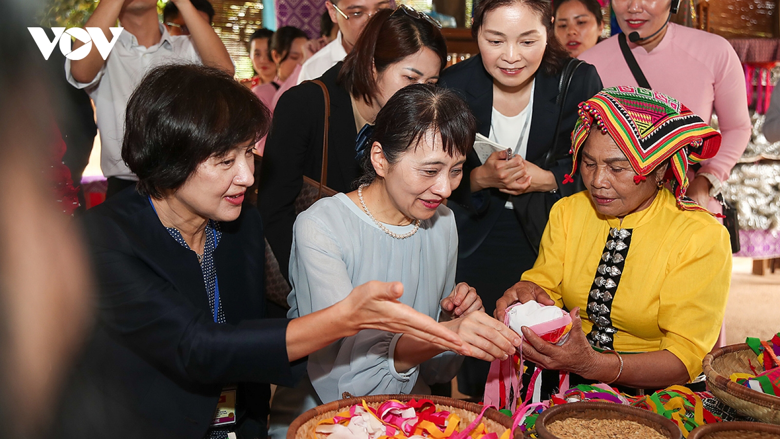 Phu nhân Thủ tướng Việt Nam và Nhật Bản thăm Làng Văn hóa Du lịch các dân tộc Việt Nam