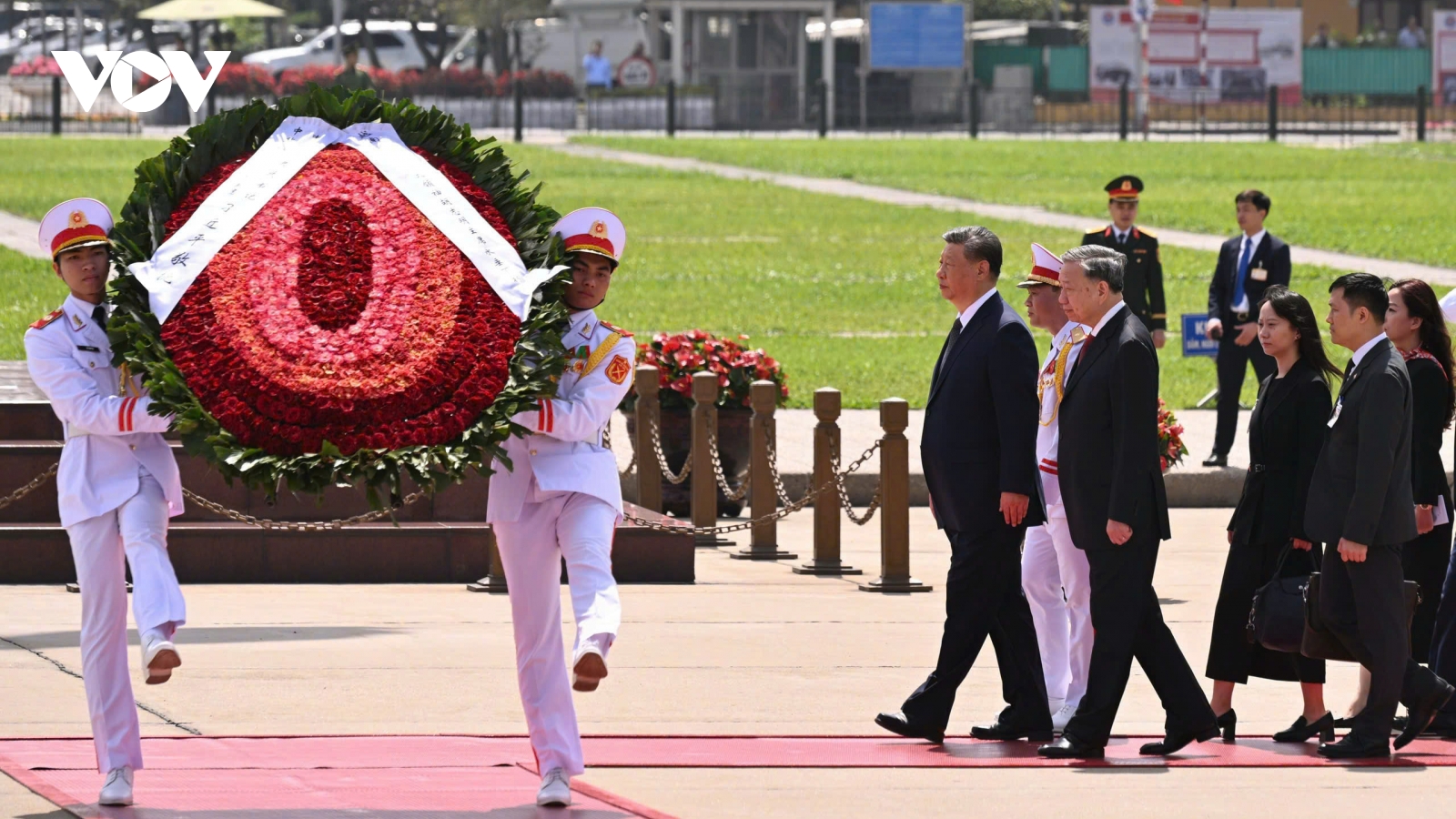 Tổng Bí thư Tô Lâm và Chủ tịch Tập Cận Bình vào Lăng viếng Chủ tịch Hồ Chí Minh