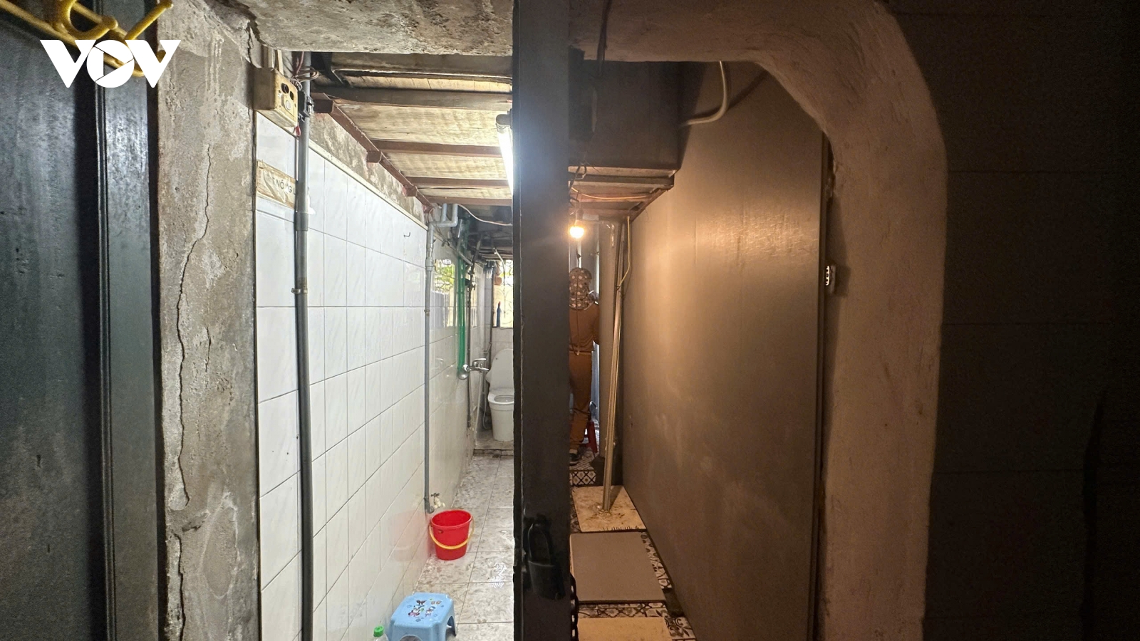 Ám ảnh cuộc sống trong tập thể cũ ở Hà Nội, nhà vệ sinh chỉ rộng 2 viên gạch lát