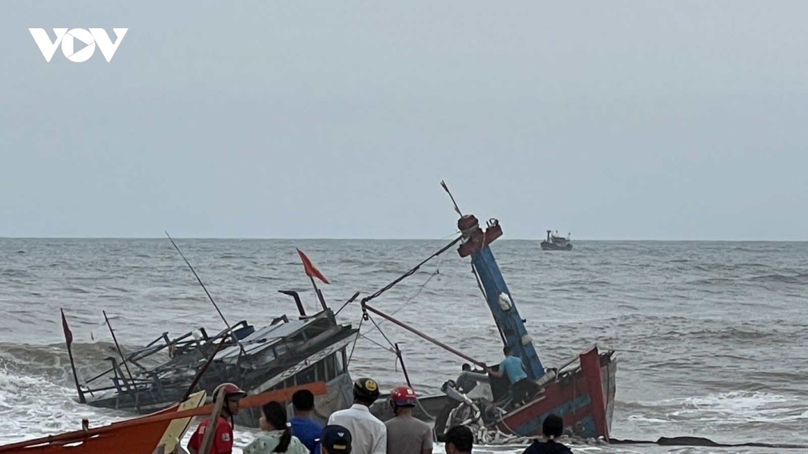 Cứu nạn thành công 7 thuyền viên gặp nạn trên biển