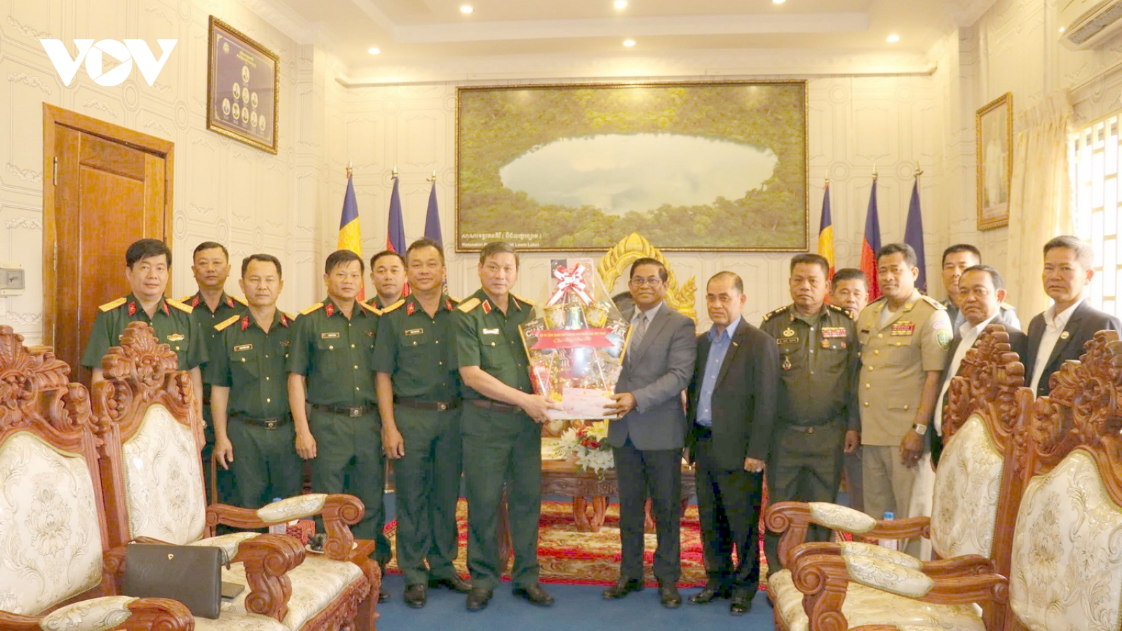 Tư lệnh Quân khu 5 chúc Tết Chol Chnam Thmay tại Campuchia