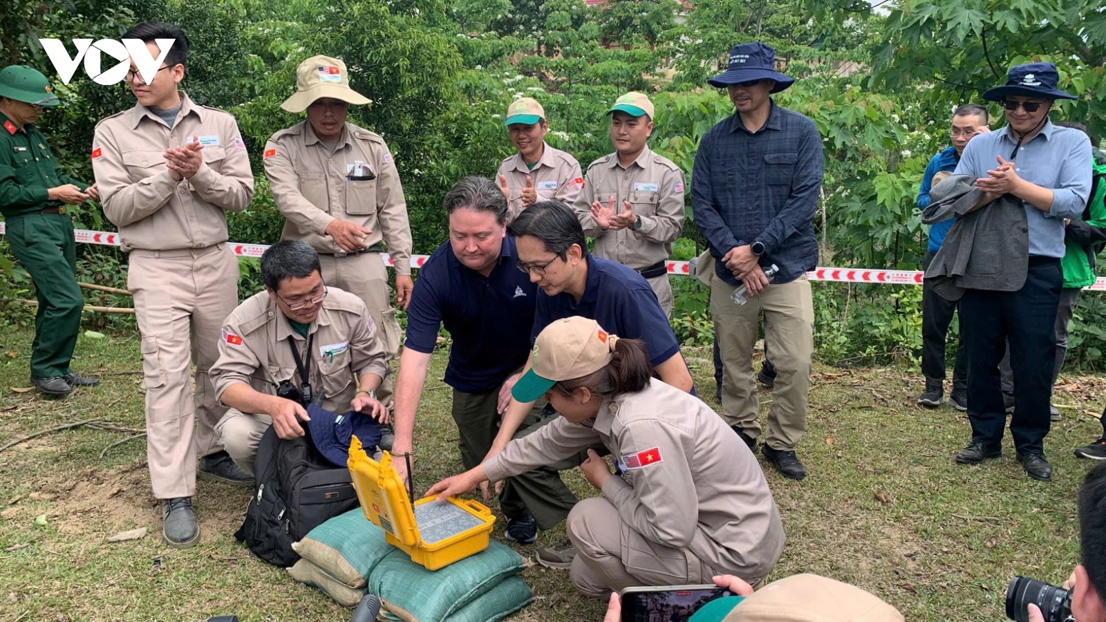 Bộ Ngoại giao và Đại sứ quán Hoa Kỳ chứng kiến hủy nổ bom tại Quảng Trị