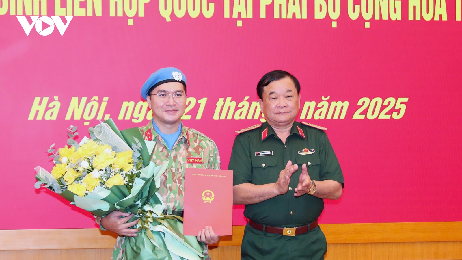 Trao quyết định của Chủ tịch nước cho sĩ quan gìn giữ hòa bình Liên Hợp Quốc