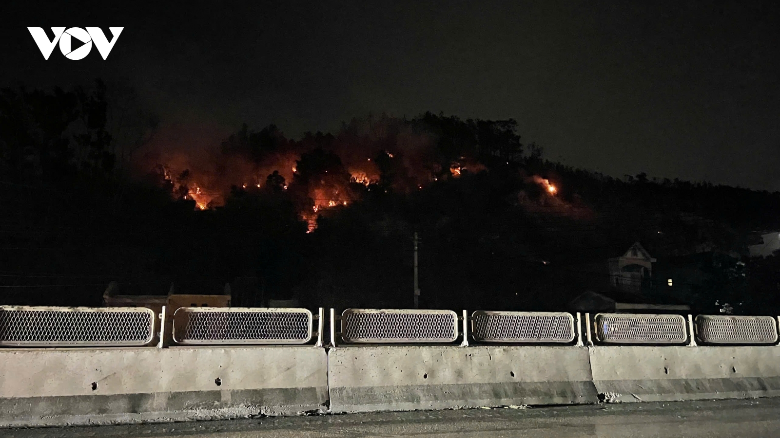 Quảng Ninh huy động nhiều lực lượng dập tắt cháy rừng