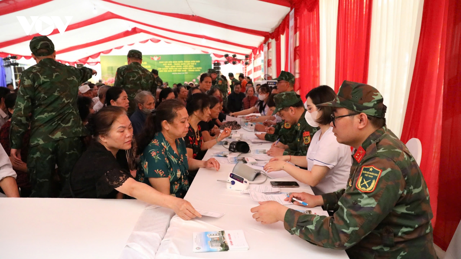 Quân y hai nước Việt - Trung khám bệnh cho nhân dân biên giới