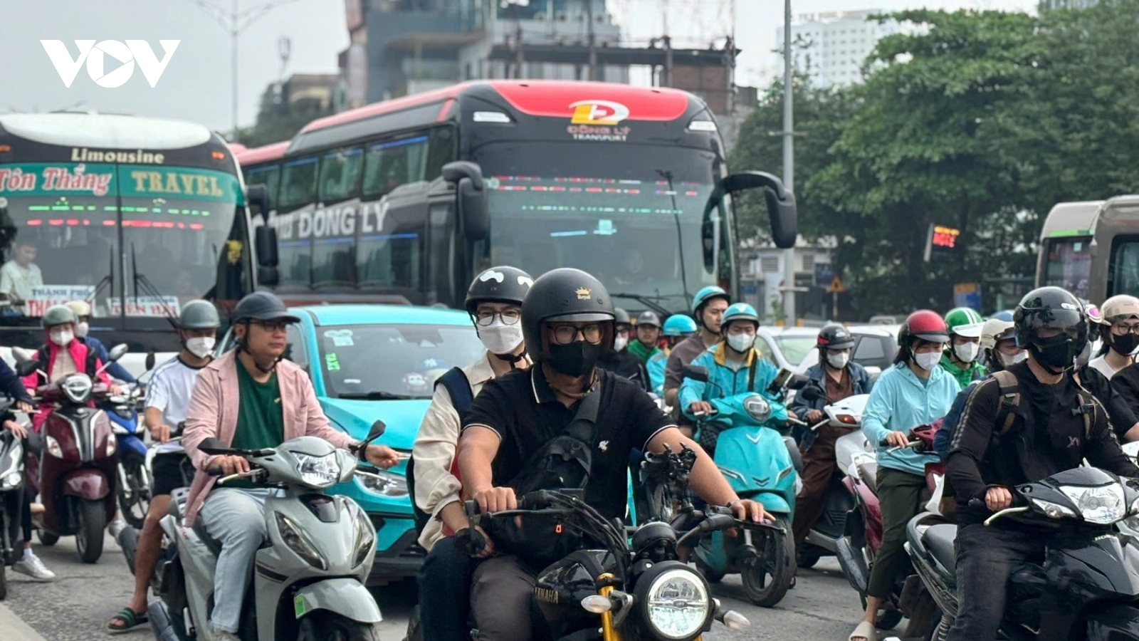 Người dân nườm nượp rời nội thành Hà Nội, vành đai 3 trên cao ùn ứ hàng km