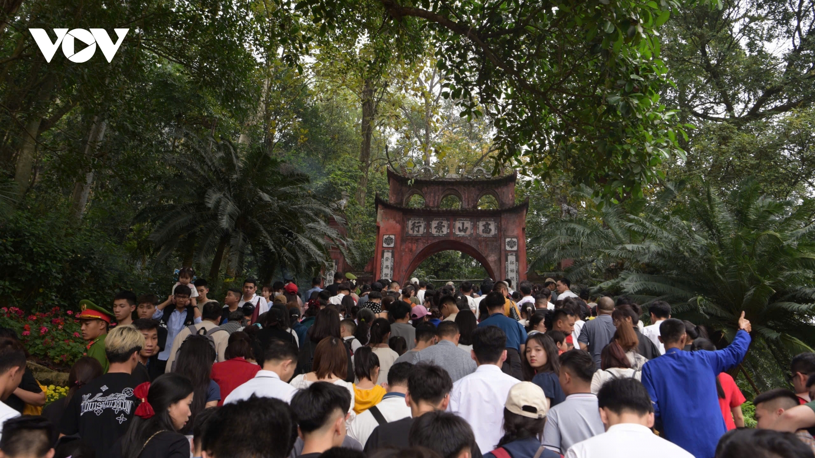Du khách cần lưu ý điều gì khi Đền Hùng quá đông đúc?