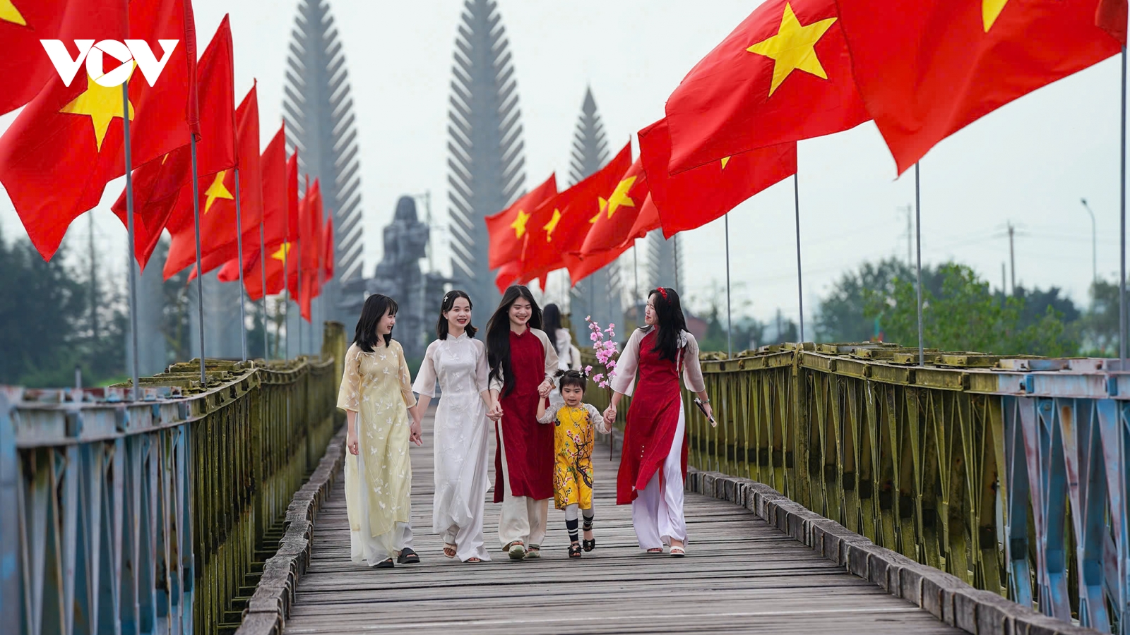 Lễ Thượng cờ “Thống nhất non sông” tại đôi bờ Hiền Lương - Bến Hải