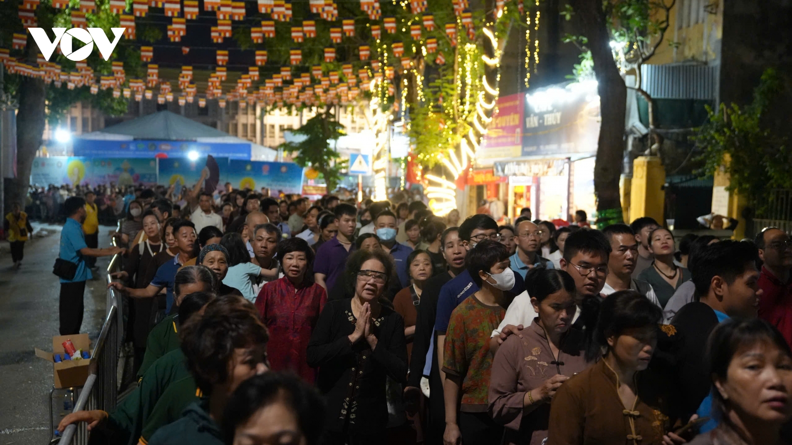 Phật tử xếp hàng xuyên đêm chờ vào chiêm bái xá lợi Phật