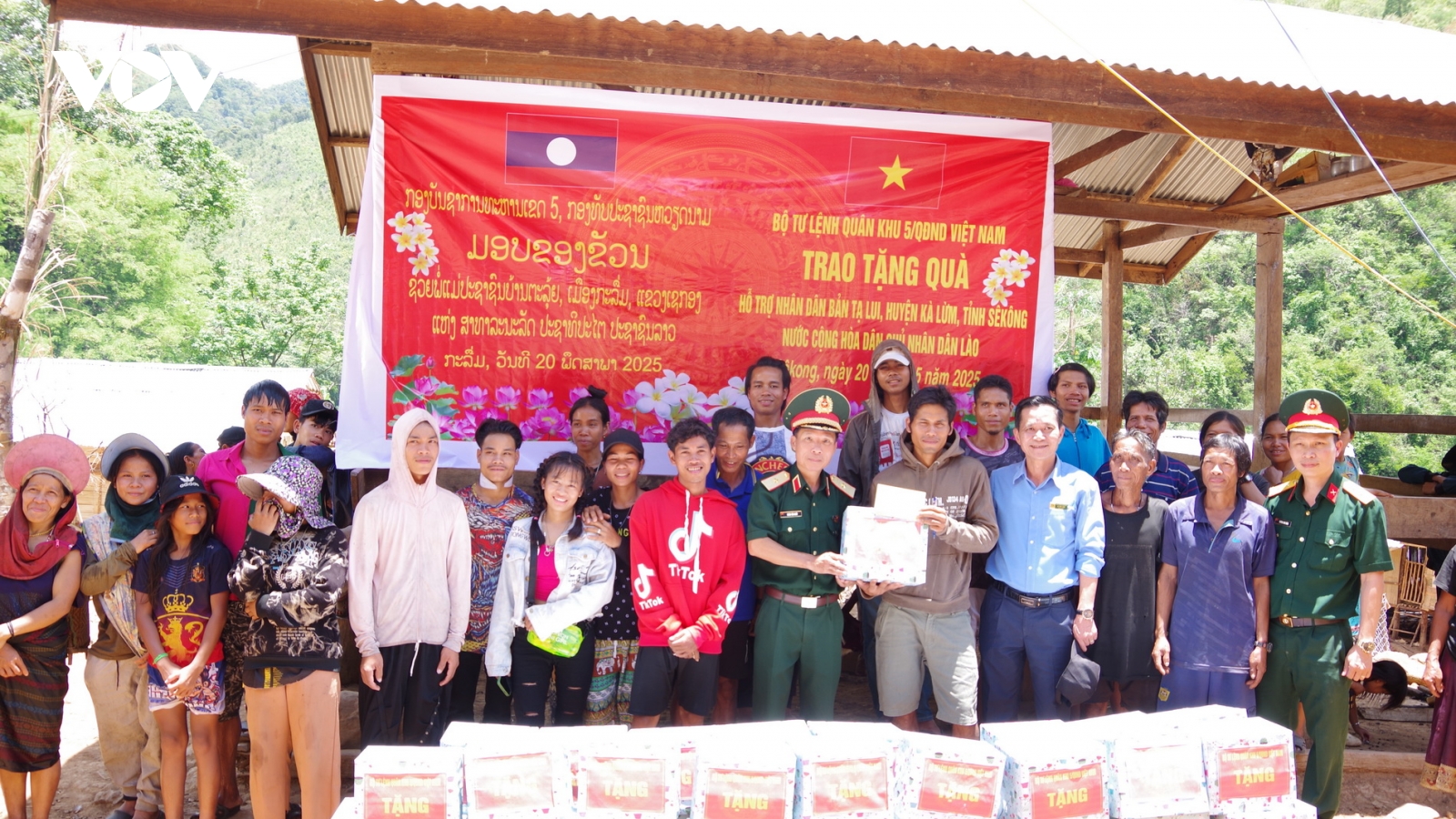Quân khu 5 tặng quà bản Tà Lụi, nơi vừa xảy ra vụ cháy 35 ngôi nhà