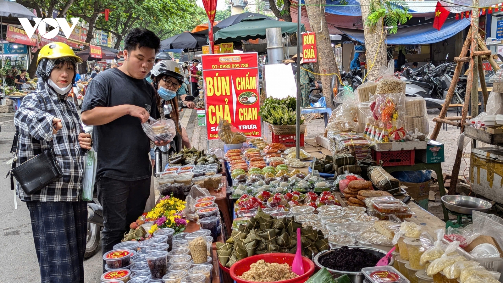 Tết Đoan Ngọ: Bánh tro, rượu nếp, hoa quả đắt hàng