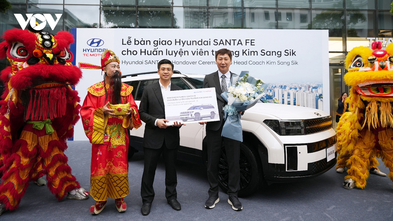 Hyundai Thành Công bàn giao xe Santa Fe cho HLV tuyển Việt Nam Kim Sang-sik