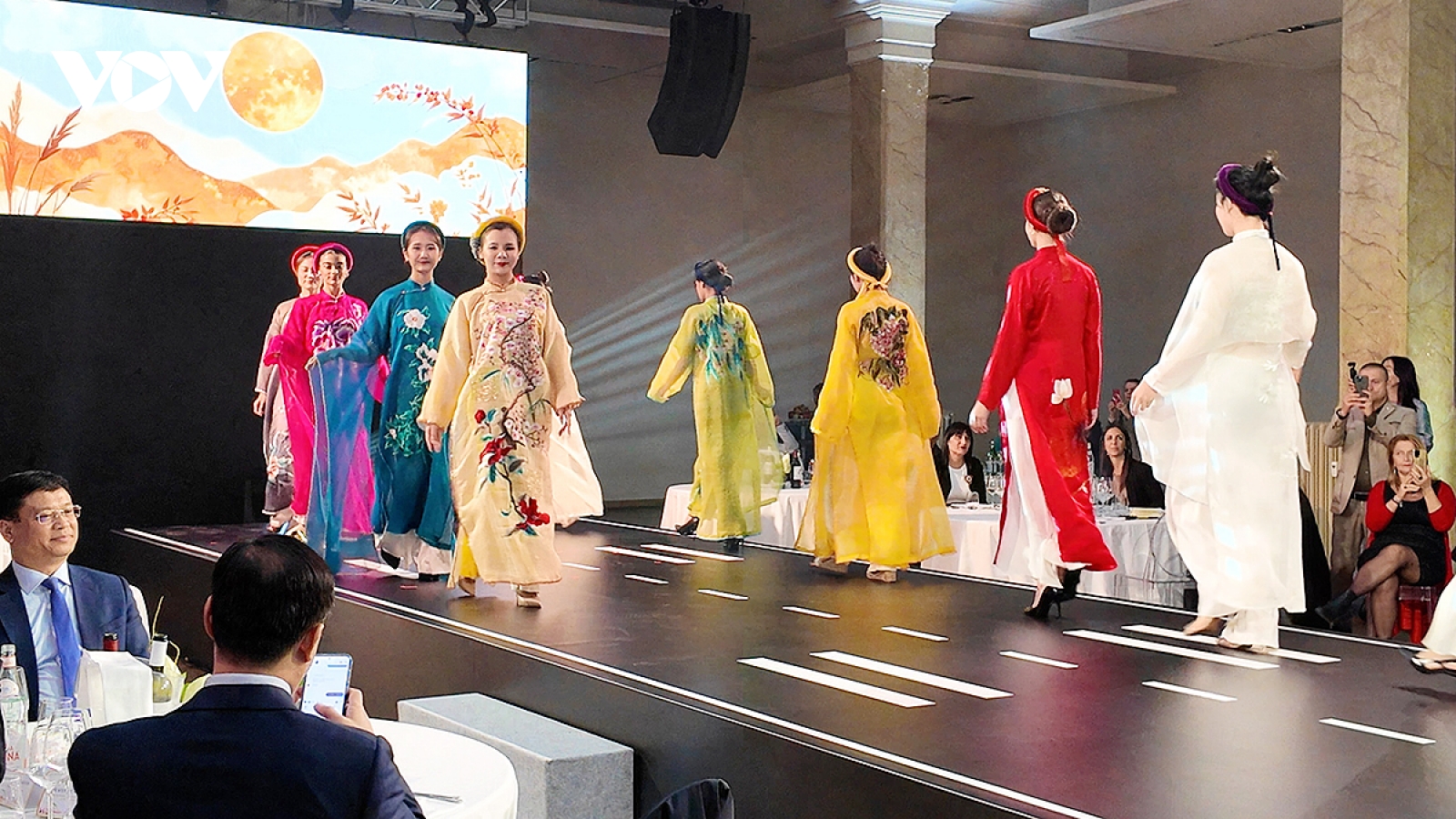Áo dài Việt Nam “Ngọc Phương Đông” khoe sắc tại kinh đô thời trang Milan