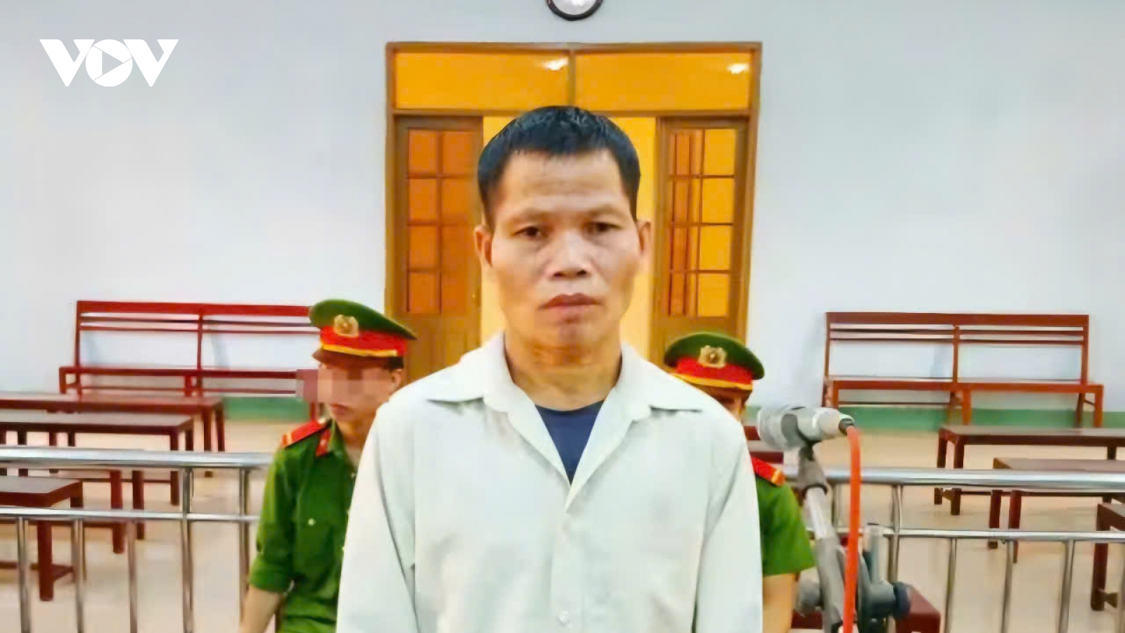 Hiếp dâm con riêng của vợ, bỏ trốn 12 năm không thoát