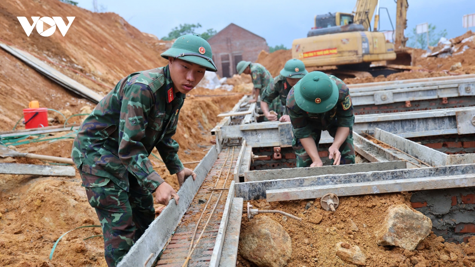Thi công không nghỉ lễ giúp bà con vùng lũ sớm có nhà ở