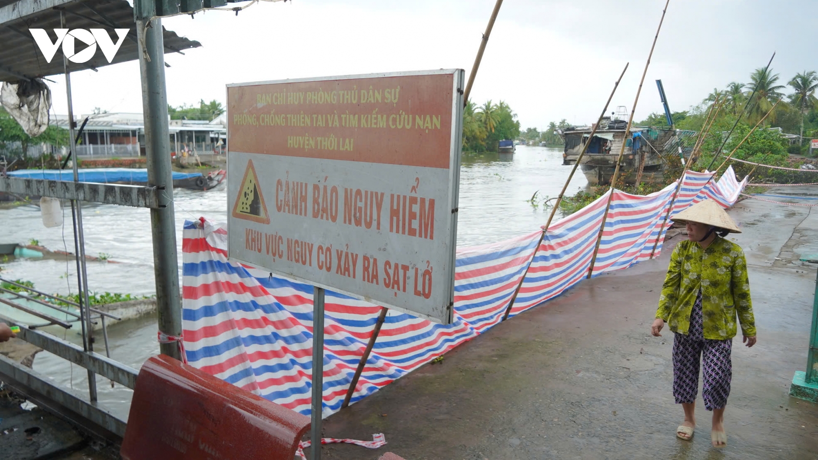 Cần Thơ sạt lở trên sông Ô Môn khiến nhà dân bị sụp xuống sông