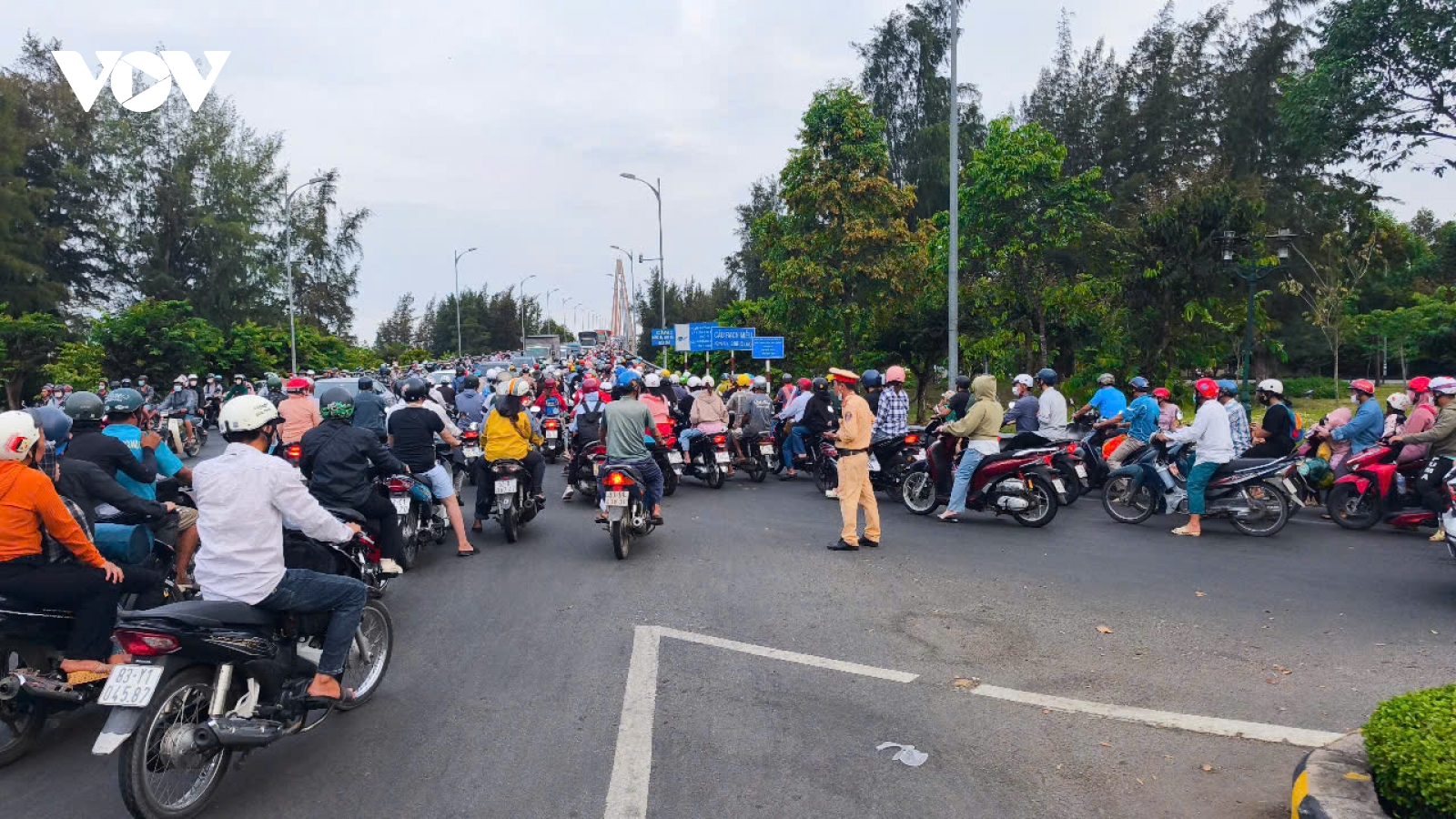 Tiền Giang: Mất 30 phút mới qua được cầu Rạch Miễu do ùn ứ giao thông