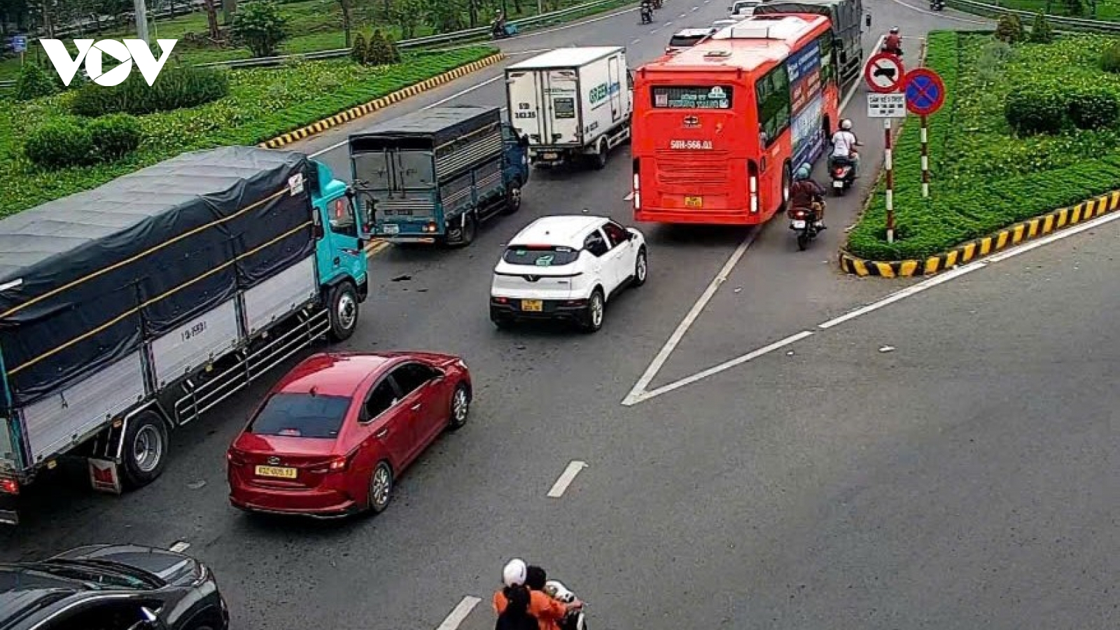 Tiền Giang, Bến Tre lại kẹt xe nghiêm trọng khu vực phà, cầu Rạch Miễu