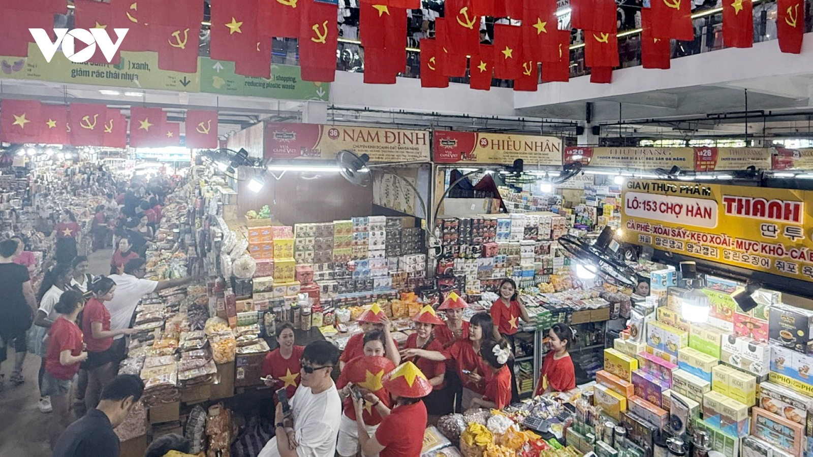 Chợ và siêu thị ở Đà Nẵng nhộn nhịp khách mua sắm dịp lễ 30/4 và 1/5