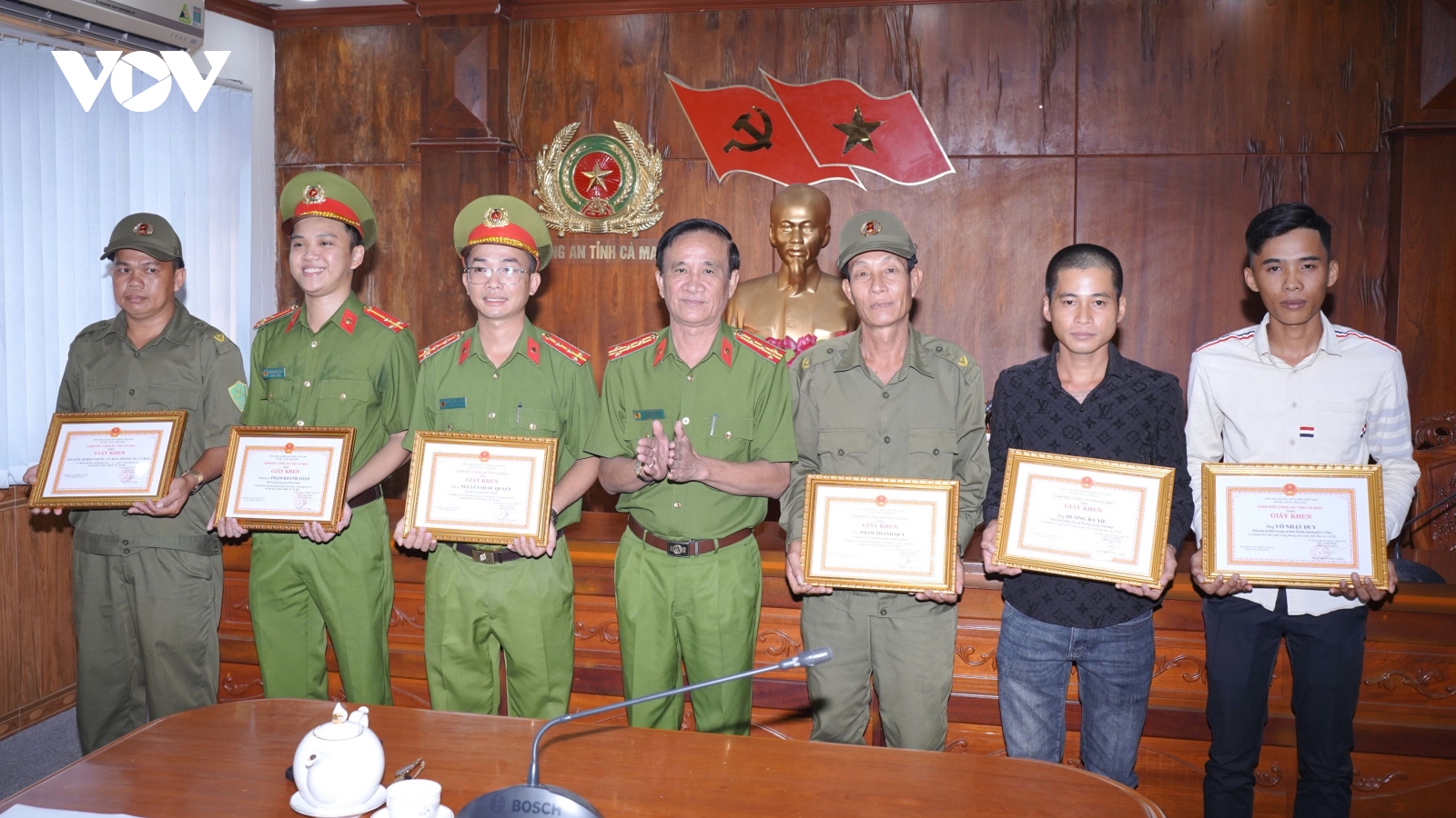 Hỗ trợ bắt cướp, hai người dân Cà Mau được khen thưởng