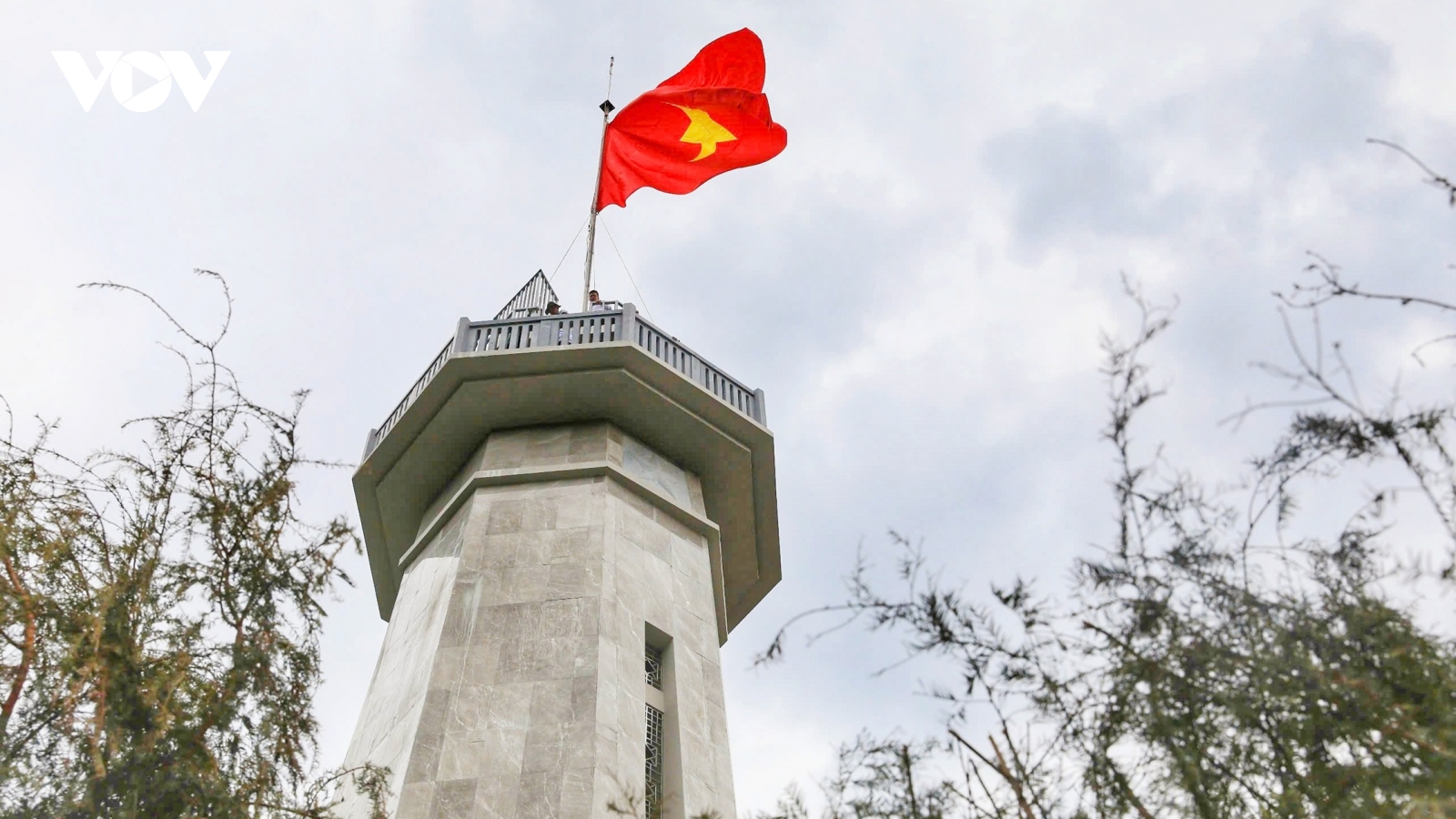 Lễ Thượng cờ và gắn biển công trình cột cờ A Pa Chải