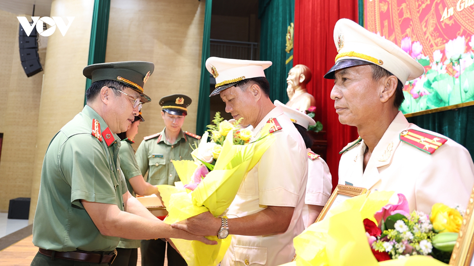 Công an tỉnh An Giang trao quyết định nghỉ hưu theo nguyện vọng cho 68 cán bộ