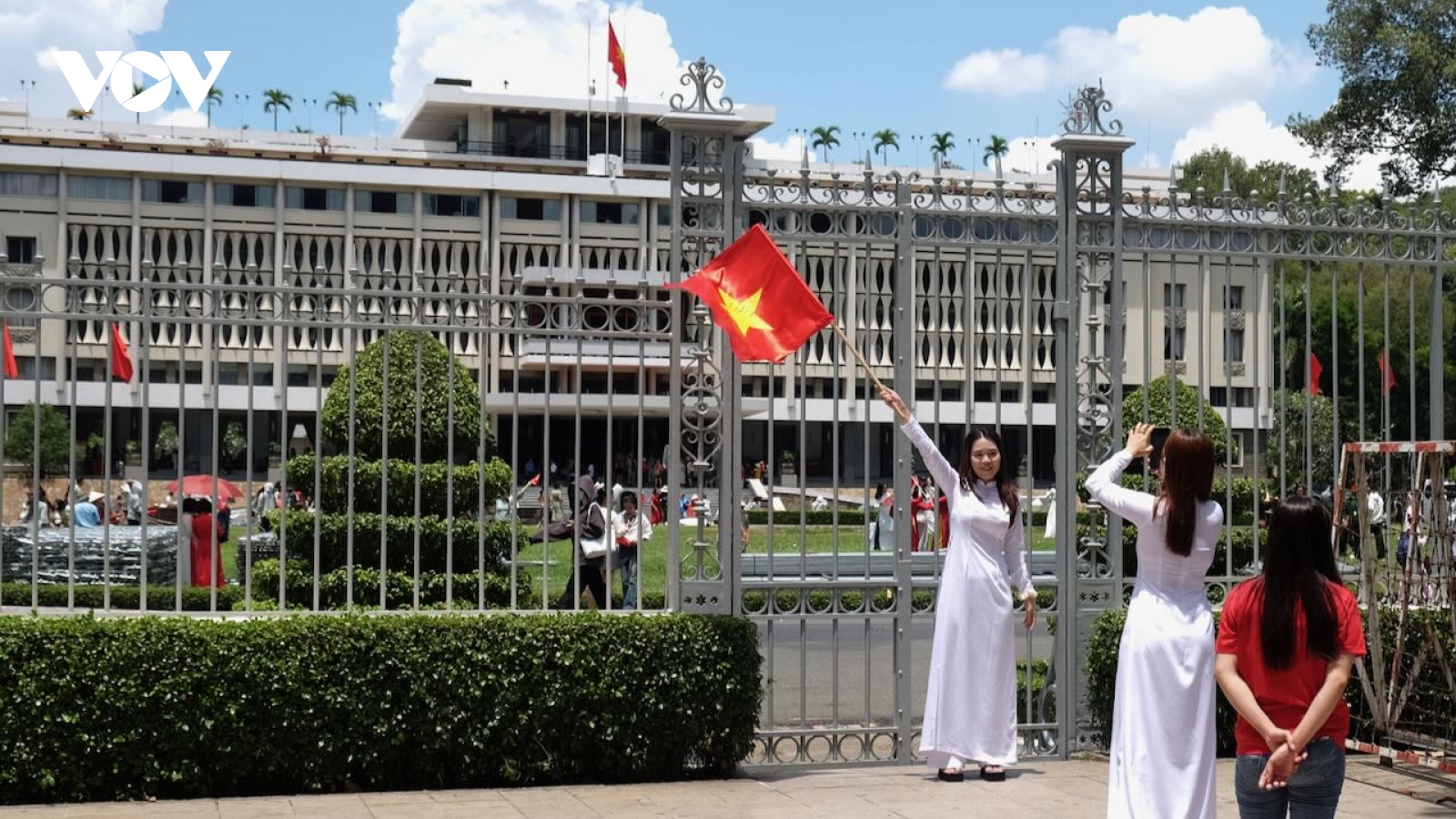 Người dân, du khách đổ về các điểm vui chơi, di tích lịch sử tại TP.HCM