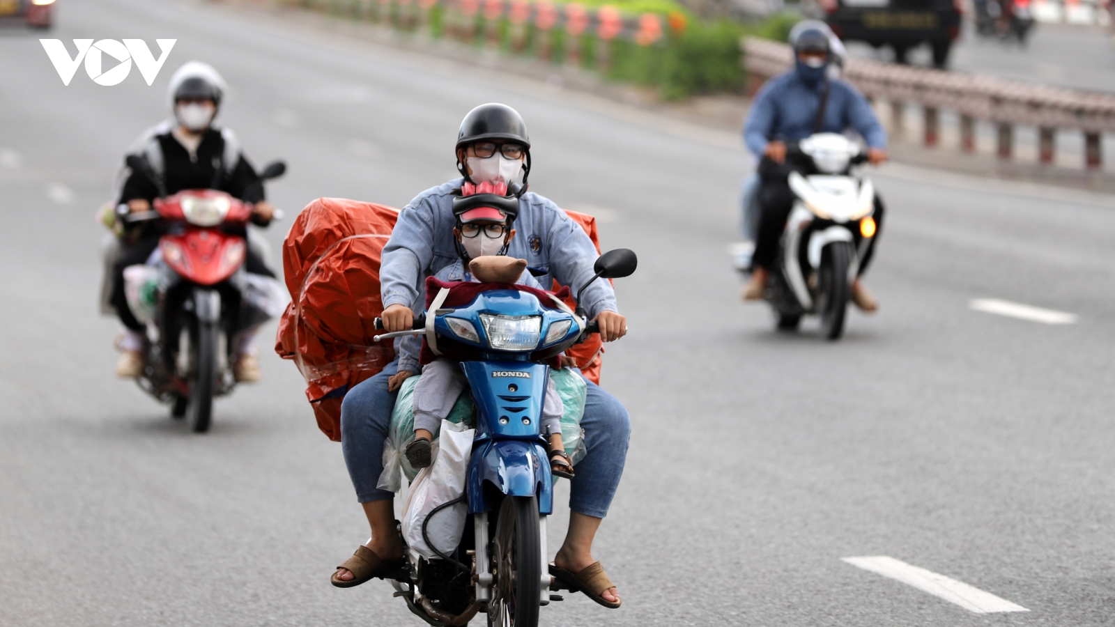 Dòng người ùn ùn đổ về TP.HCM nhưng đường cửa ngõ không tắc